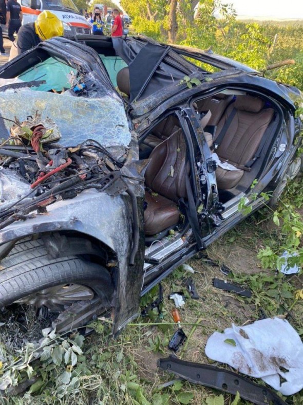 FOTO // Primele imagini de la tragicul accident de lângă Anenii Noi. Mercedes S Class făcut zob și un tânăr mort